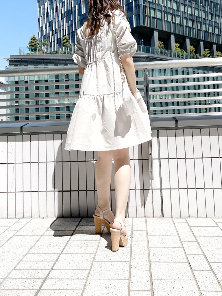 ベージュ系のサンダル、ホワイト系のショルダーバッグ、ベージュ系のチュニックを着用したレディースの春コーディネートの5枚目の写真