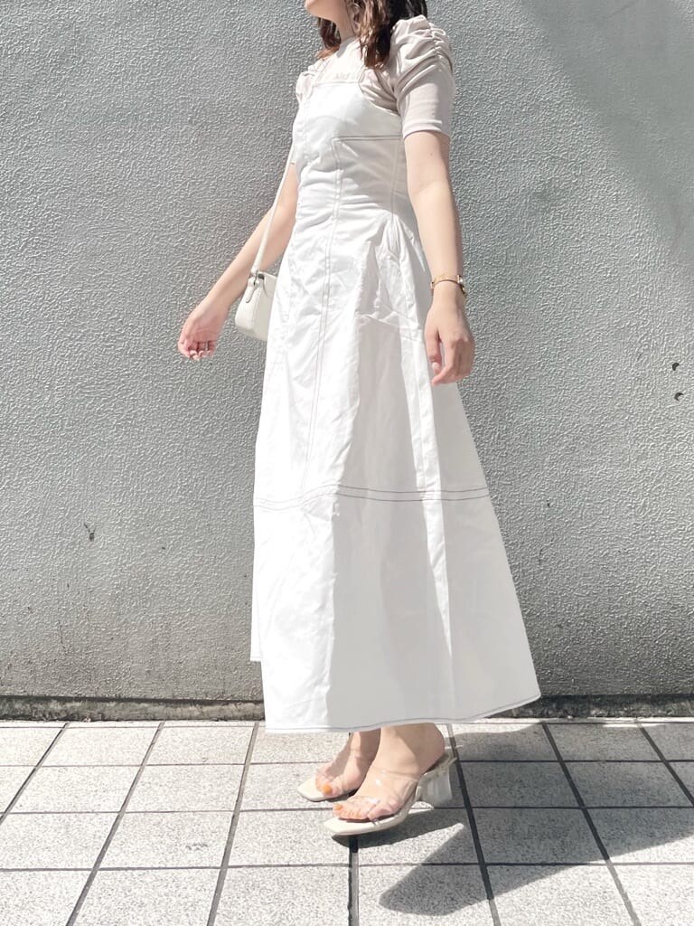 パープル系のサンダル、ホワイト系のショルダーバッグ、ホワイト系のワンピースを着用したレディースの春コーディネートの3枚目の写真