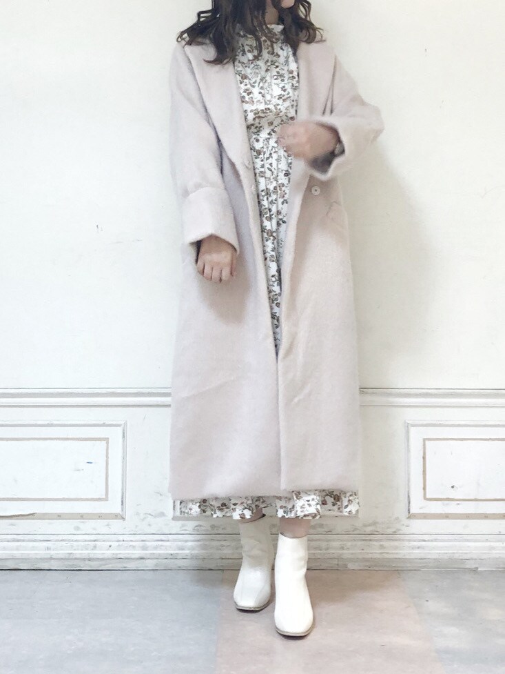 ホワイト系のワンピース、ホワイト系のブーツ、ホワイト系のチェスターコートを着用したレディースの秋コーディネートの4枚目の写真
