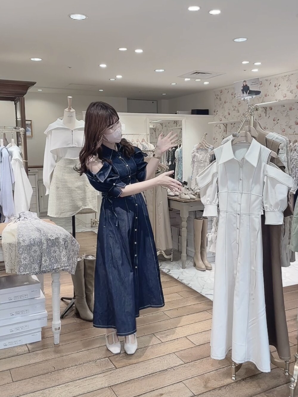 ブルー系のワンピース、ホワイト系のパンプスを着用したレディースの冬コーディネートの4枚目の写真