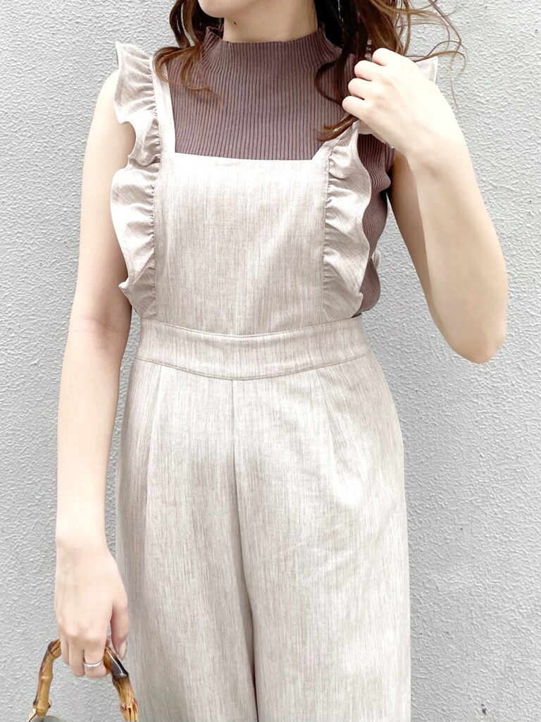 ブラウン系のサロペット/オーバーオール、その他のサンダル、ベージュ系のニット/セーターを着用したレディースの春コーディネートの5枚目の写真