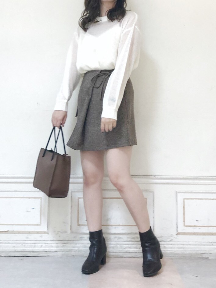 ベージュ系のその他アウター、ブラウン系のスカート、ブラウン系のブーツを着用したレディースの秋コーディネートの7枚目の写真