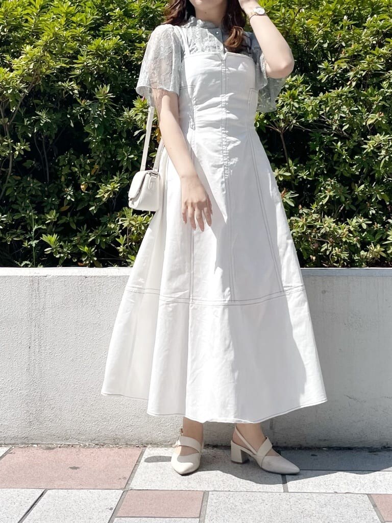 ホワイト系のパンプス、ホワイト系のショルダーバッグ、グレー系のシャツ/ブラウスを着用したレディースの春コーディネートの4枚目の写真