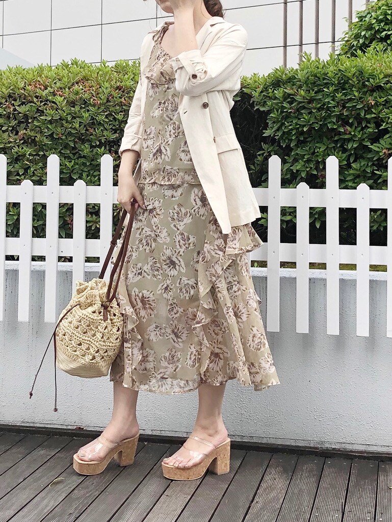 ホワイト系のテーラードジャケット、その他のサンダル、グリーン系のワンピースを着用したレディースの夏コーディネートの2枚目の写真