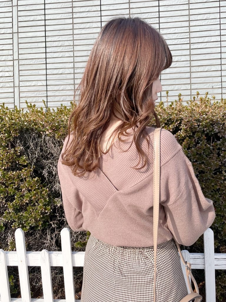 ベージュ系のブーツ、ブラウン系のニット/セーター、ブラウン系のスカートを着用したレディースの冬コーディネートの6枚目の写真