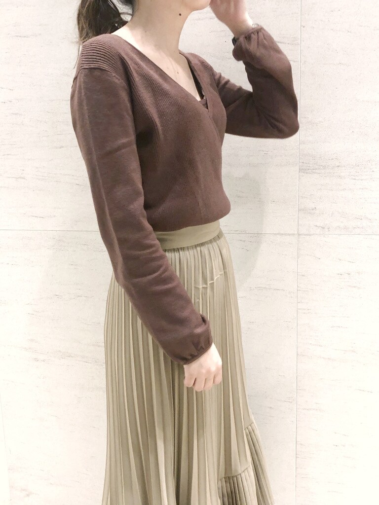 ホワイト系のブーツ、ベージュ系のスカート、ブラウン系のニット/セーターを着用したレディースの冬コーディネートの4枚目の写真