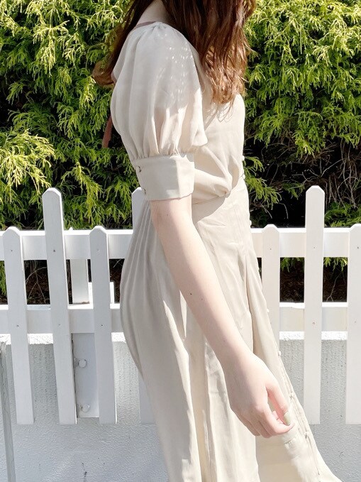 ベージュ系のワンピース、その他のサンダル、ホワイト系のハットを着用したレディースの春コーディネートの5枚目の写真