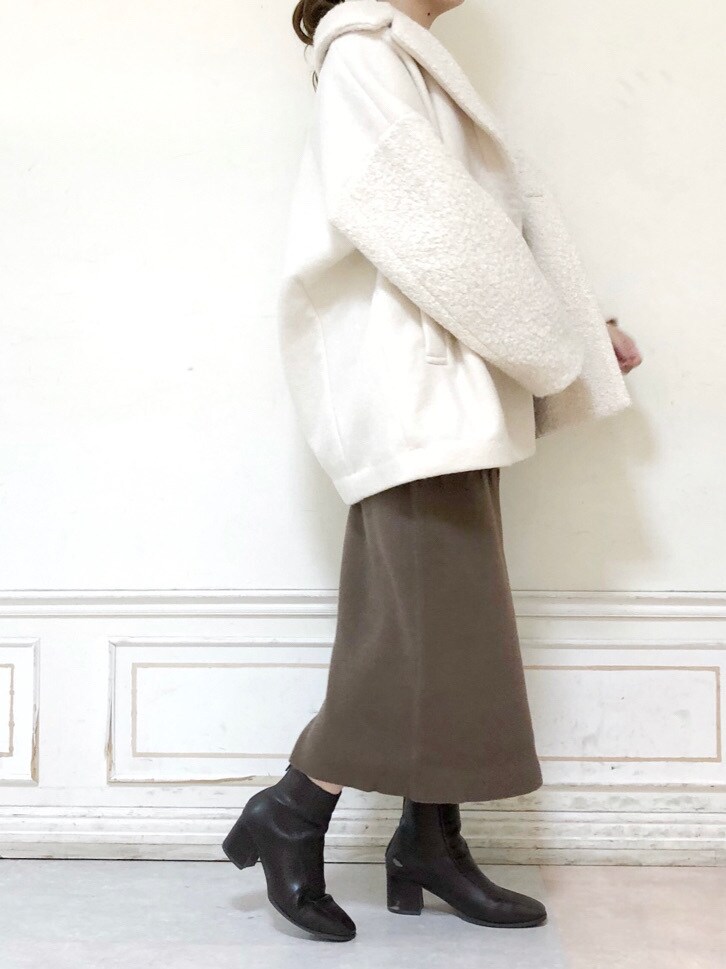 ホワイト系のその他アウター、ブラウン系のブーツ、ブラウン系のワンピースを着用したレディースの秋コーディネートの2枚目の写真