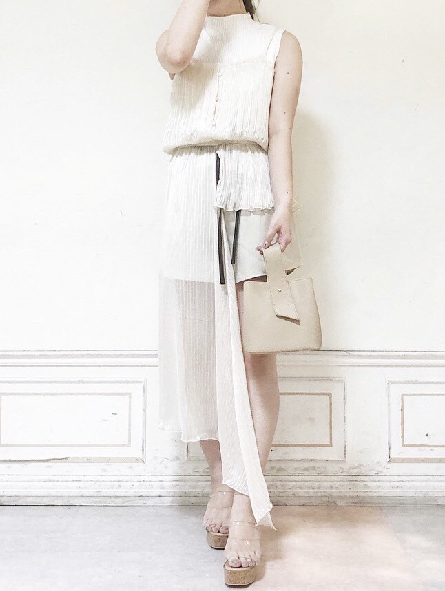 ホワイト系のその他パンツ、ホワイト系のシャツ/ブラウス、ホワイト系のハンドバッグを着用したレディースの夏コーディネートの3枚目の写真