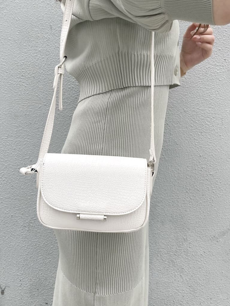 グリーン系のワンピース、ブラック系のサンダル、ホワイト系のショルダーバッグを着用したレディースの春コーディネートの7枚目の写真