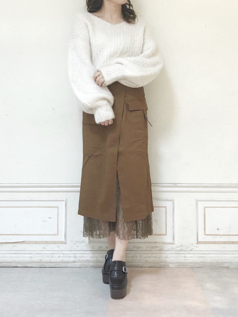 ブラウン系のスカート、ブラウン系のローファー、ホワイト系のニット/セーターを着用したレディースの夏コーディネートの2枚目の写真