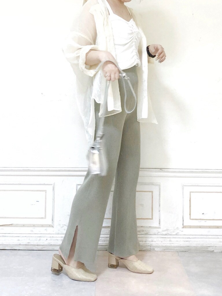 ホワイト系のシャツ/ブラウス、ホワイト系のパンプス、シルバー系のショルダーバッグを着用したレディースの春コーディネートの2枚目の写真