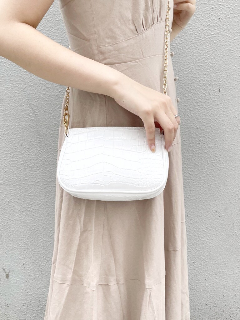 ホワイト系のショルダーバッグ、その他のシャツ/ブラウス、ベージュ系のワンピースを着用したレディースの春コーディネートの8枚目の写真