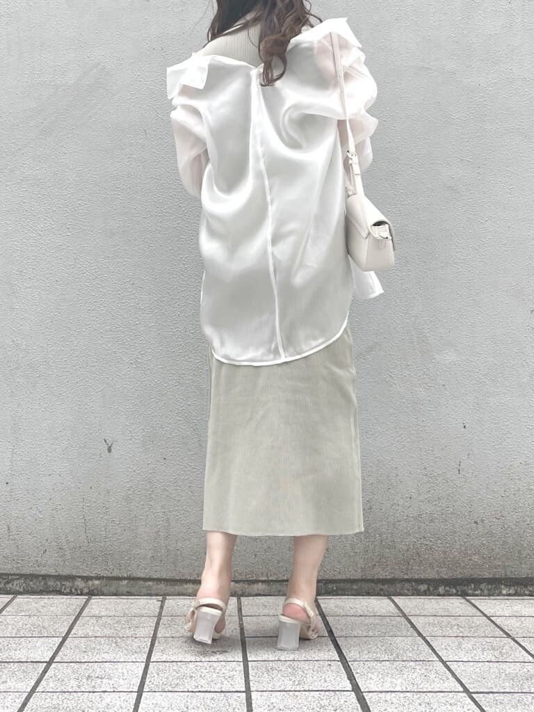 ホワイト系のシャツ/ブラウス、パープル系のサンダル、グリーン系のワンピースを着用したレディースの春コーディネートの3枚目の写真