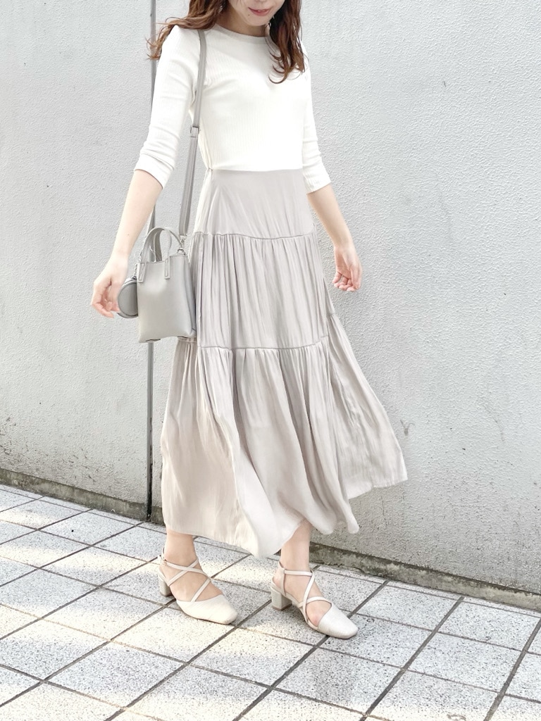 ホワイト系のパンプス、ホワイト系のシャツ/ブラウス、グレー系のハンドバッグを着用したレディースの春コーディネートの4枚目の写真