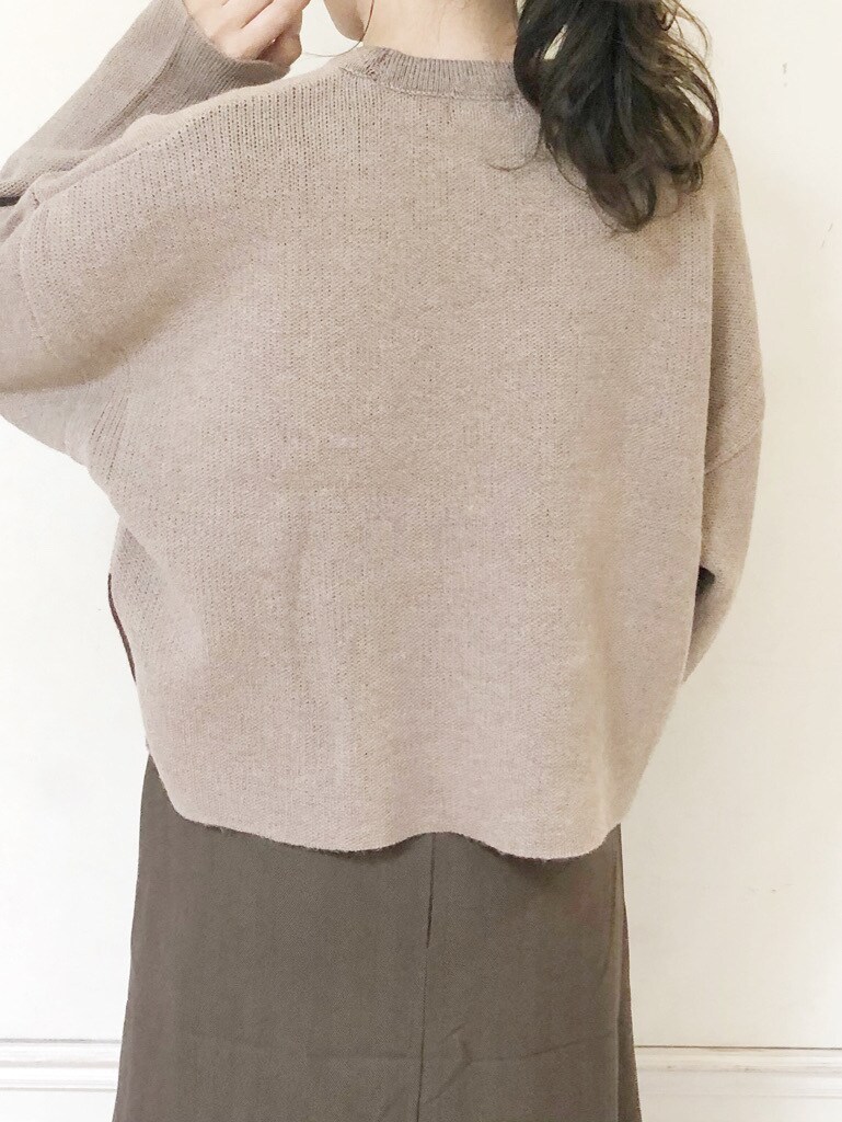 ホワイト系のブーツ、ブラウン系のスカート、ベージュ系のニット/セーターを着用したレディースの秋コーディネートの8枚目の写真