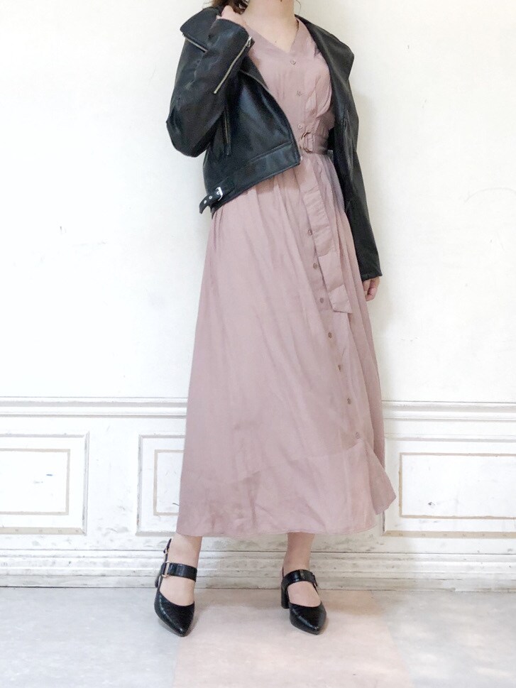 ブラック系のパンプス、ブラック系のライダースジャケット、ピンク系のワンピースを着用したレディースの秋コーディネートの2枚目の写真