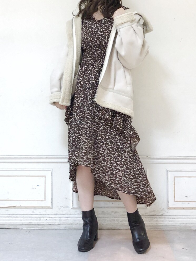 ブラウン系のワンピース、ブラウン系のブーツ、ホワイト系のブルゾンを着用したレディースの秋コーディネートの2枚目の写真