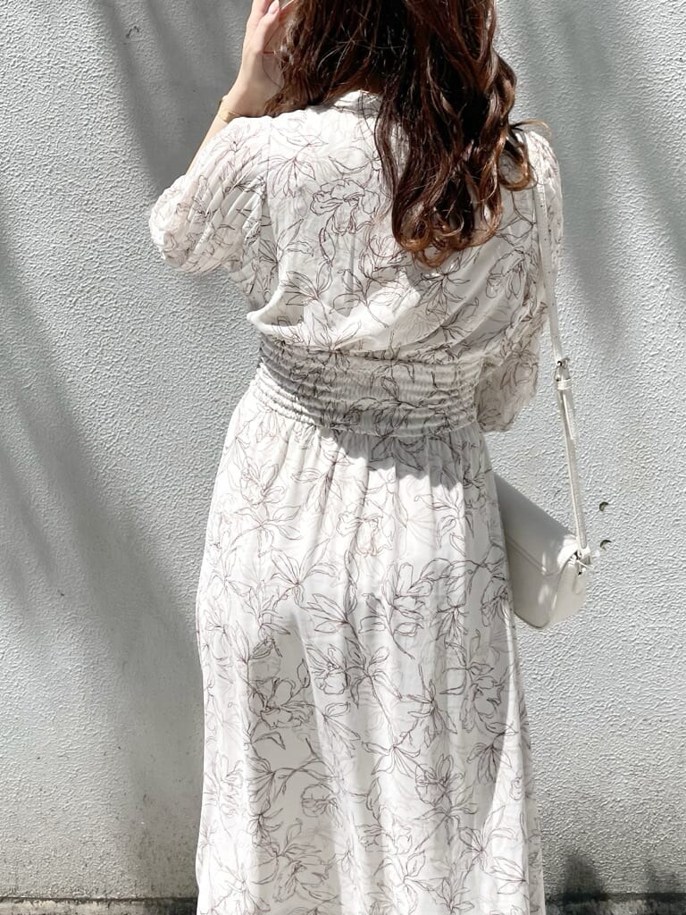 パープル系のサンダル、ホワイト系のショルダーバッグ、ホワイト系のワンピースを着用したレディースの春コーディネートの6枚目の写真