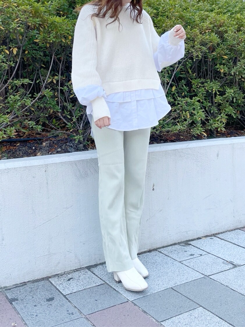 ホワイト系のブーツ、グリーン系のその他パンツ、ホワイト系のニット/セーターを着用したレディースの春コーディネートの2枚目の写真
