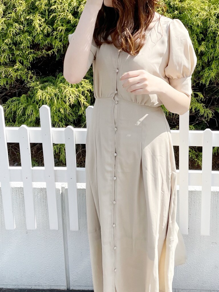 ベージュ系のワンピース、その他のサンダル、ホワイト系のハットを着用したレディースの春コーディネートの4枚目の写真