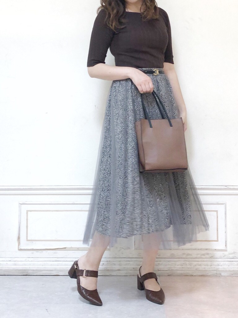 ブラウン系のパンプス、ブラウン系のニット/セーター、グレー系のスカートを着用したレディースの秋コーディネートの4枚目の写真