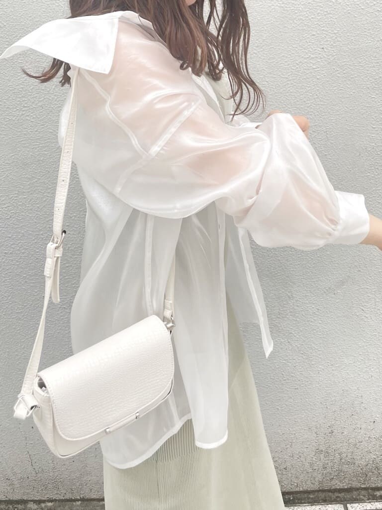 ホワイト系のシャツ/ブラウス、パープル系のサンダル、グリーン系のワンピースを着用したレディースの春コーディネートの6枚目の写真