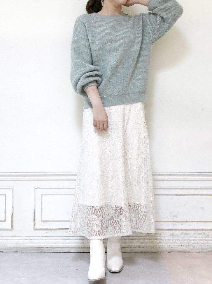 ホワイト系のブーツ、グレー系のニット/セーター、ホワイト系のスカートを着用したレディースの秋コーディネートの5枚目の写真