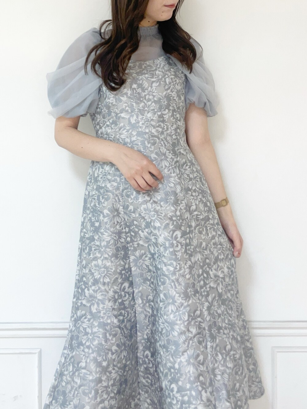 グレー系のドレス、ホワイト系のパンプスを着用したレディースの春コーディネートの2枚目の写真