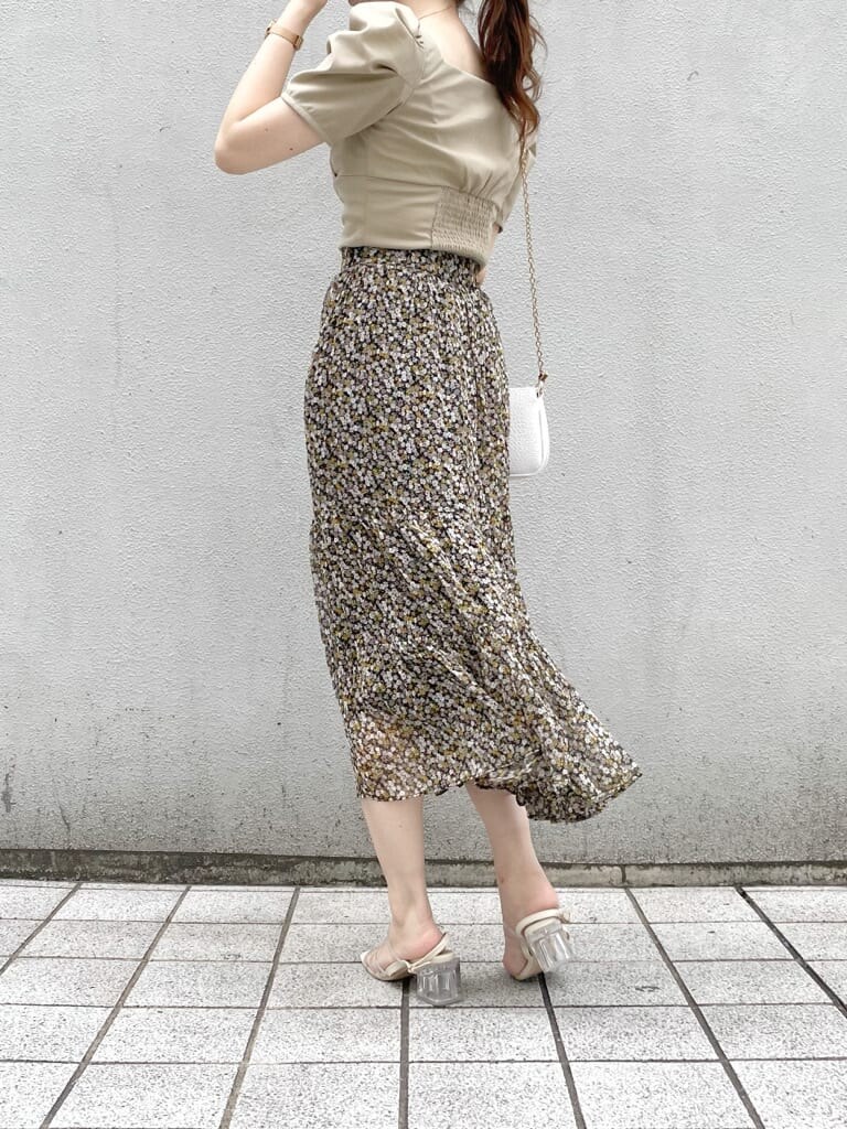 ホワイト系のショルダーバッグ、その他のサンダル、グリーン系のTシャツ/カットソーを着用したレディースの夏コーディネートの2枚目の写真