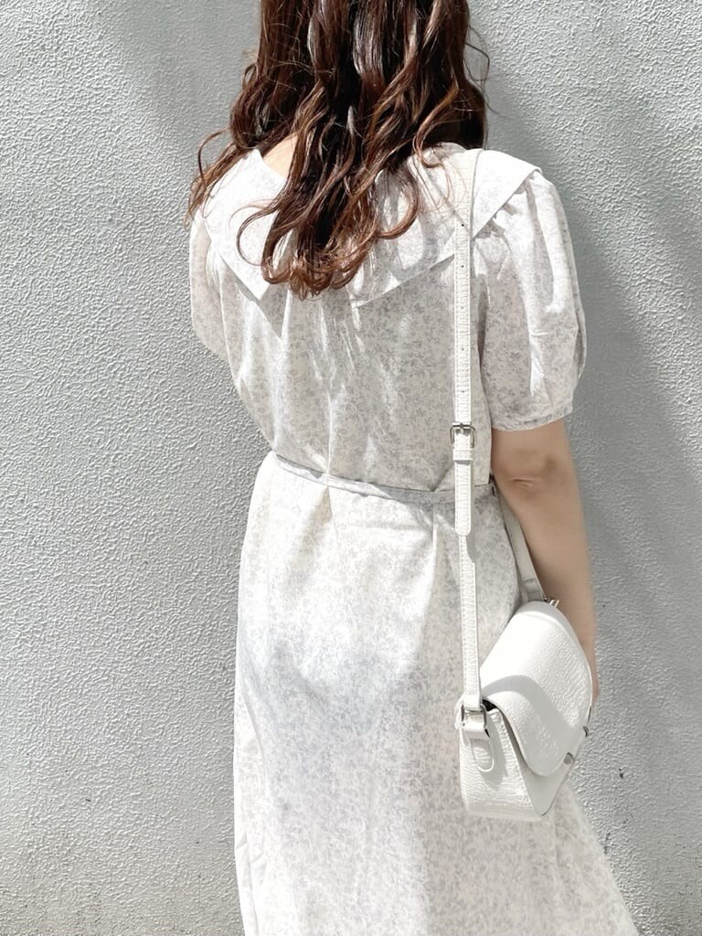その他のサンダル、ホワイト系のショルダーバッグ、ホワイト系のワンピースを着用したレディースの春コーディネートの5枚目の写真