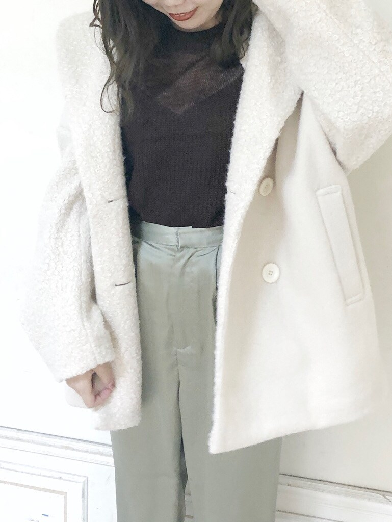 ブラウン系のニット/セーター、ホワイト系のブーツ、ホワイト系のその他アウターを着用したレディースの秋コーディネートの3枚目の写真