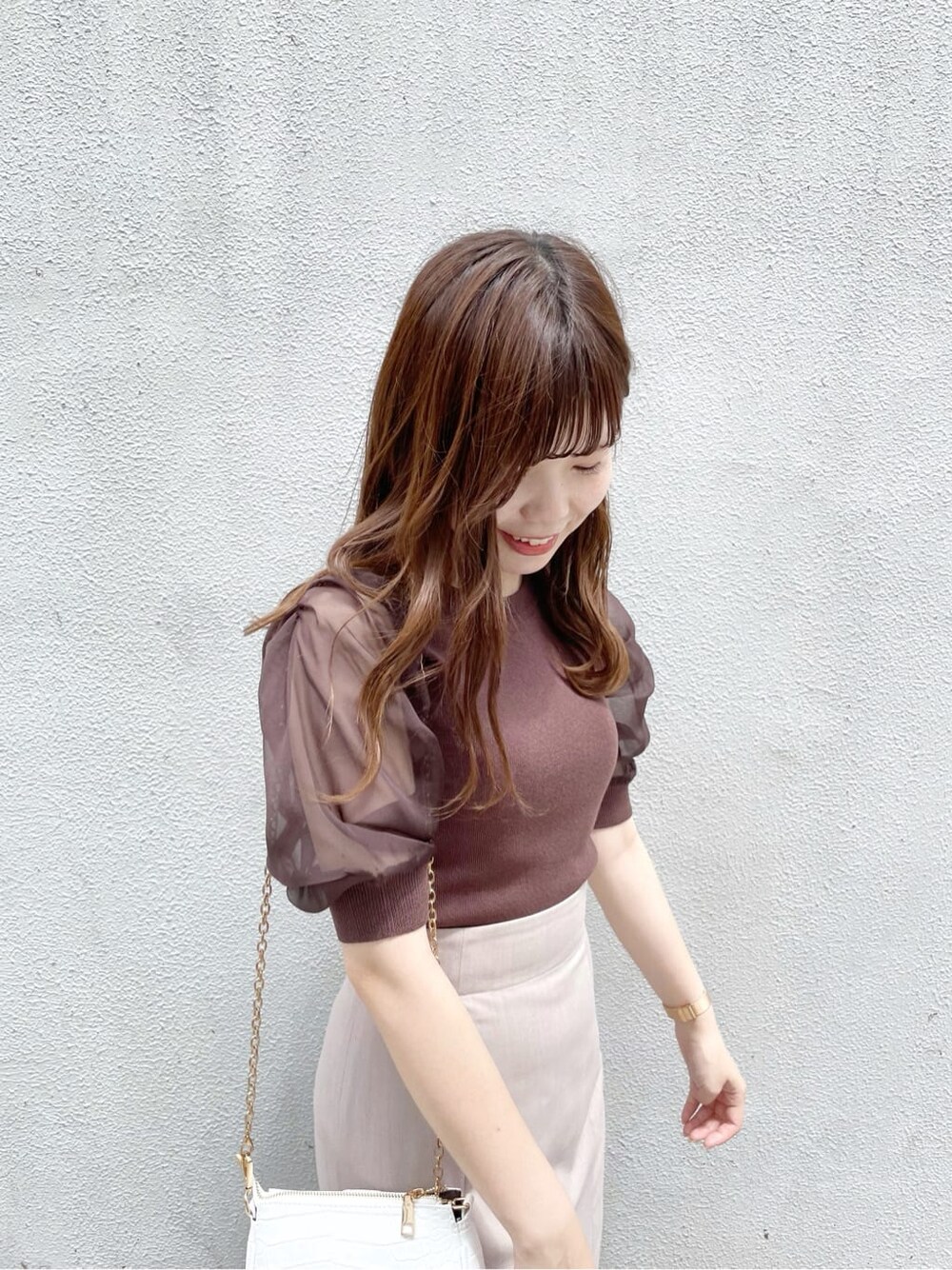 ホワイト系のショルダーバッグ、ブラウン系のスカート、その他のサンダルを着用したレディースの夏コーディネートの5枚目の写真