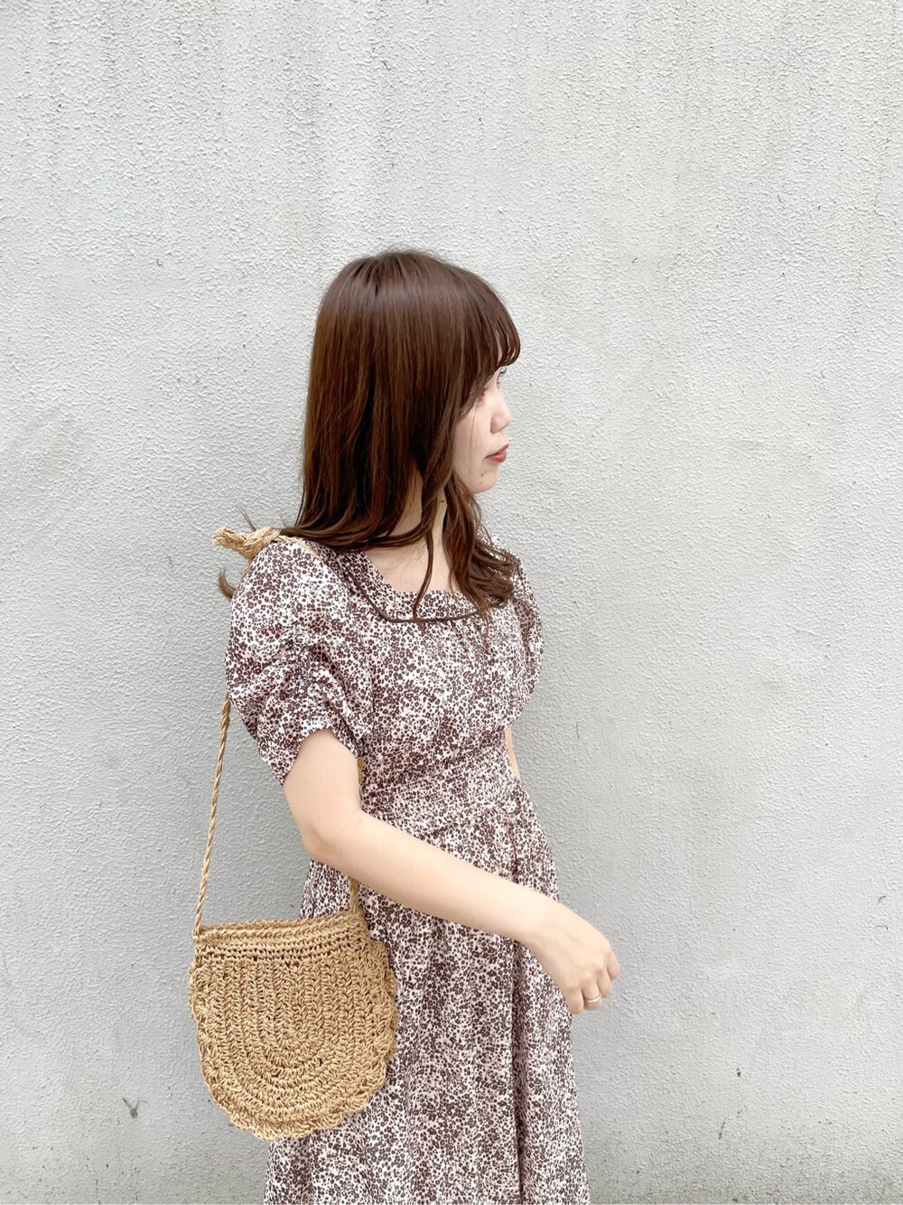 その他のサンダル、ブラウン系のワンピースを着用したレディースの夏コーディネートの3枚目の写真