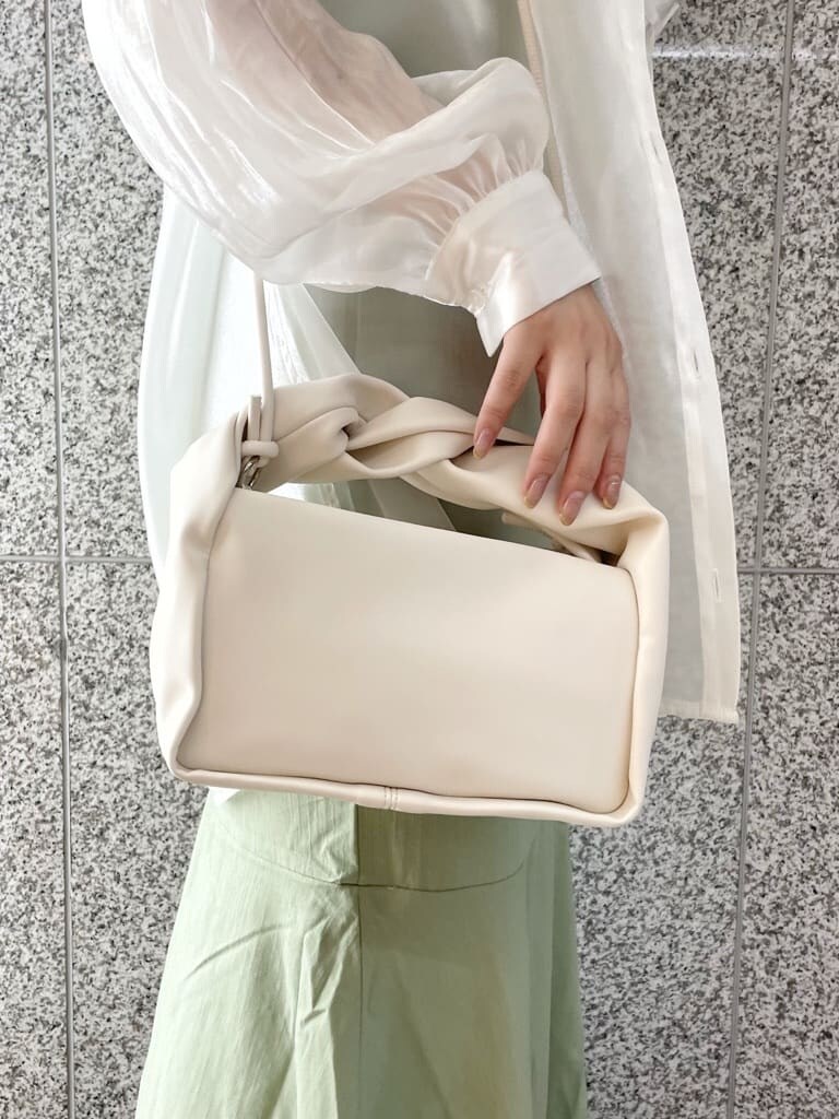 ホワイト系のシャツ/ブラウス、パープル系のサンダル、ホワイト系のハンドバッグを着用したレディースの夏コーディネートの7枚目の写真