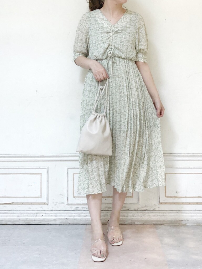 ホワイト系のハンドバッグ、グリーン系のワンピース、その他のサンダルを着用したレディースの夏コーディネートの3枚目の写真