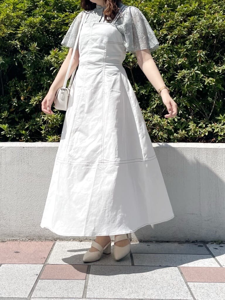 ホワイト系のパンプス、ホワイト系のショルダーバッグ、グレー系のシャツ/ブラウスを着用したレディースの春コーディネートの2枚目の写真