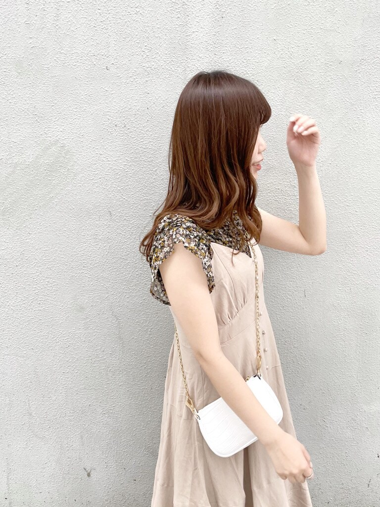 ホワイト系のショルダーバッグ、その他のシャツ/ブラウス、ベージュ系のワンピースを着用したレディースの春コーディネートの5枚目の写真