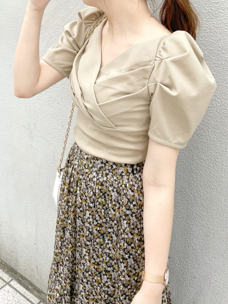 ホワイト系のショルダーバッグ、その他のサンダル、グリーン系のTシャツ/カットソーを着用したレディースの夏コーディネートの4枚目の写真