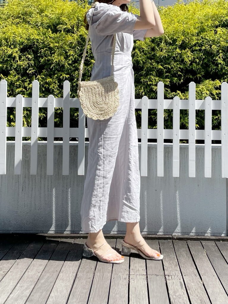 ブルー系のワンピース、その他のサンダルを着用したレディースの夏コーディネートの2枚目の写真