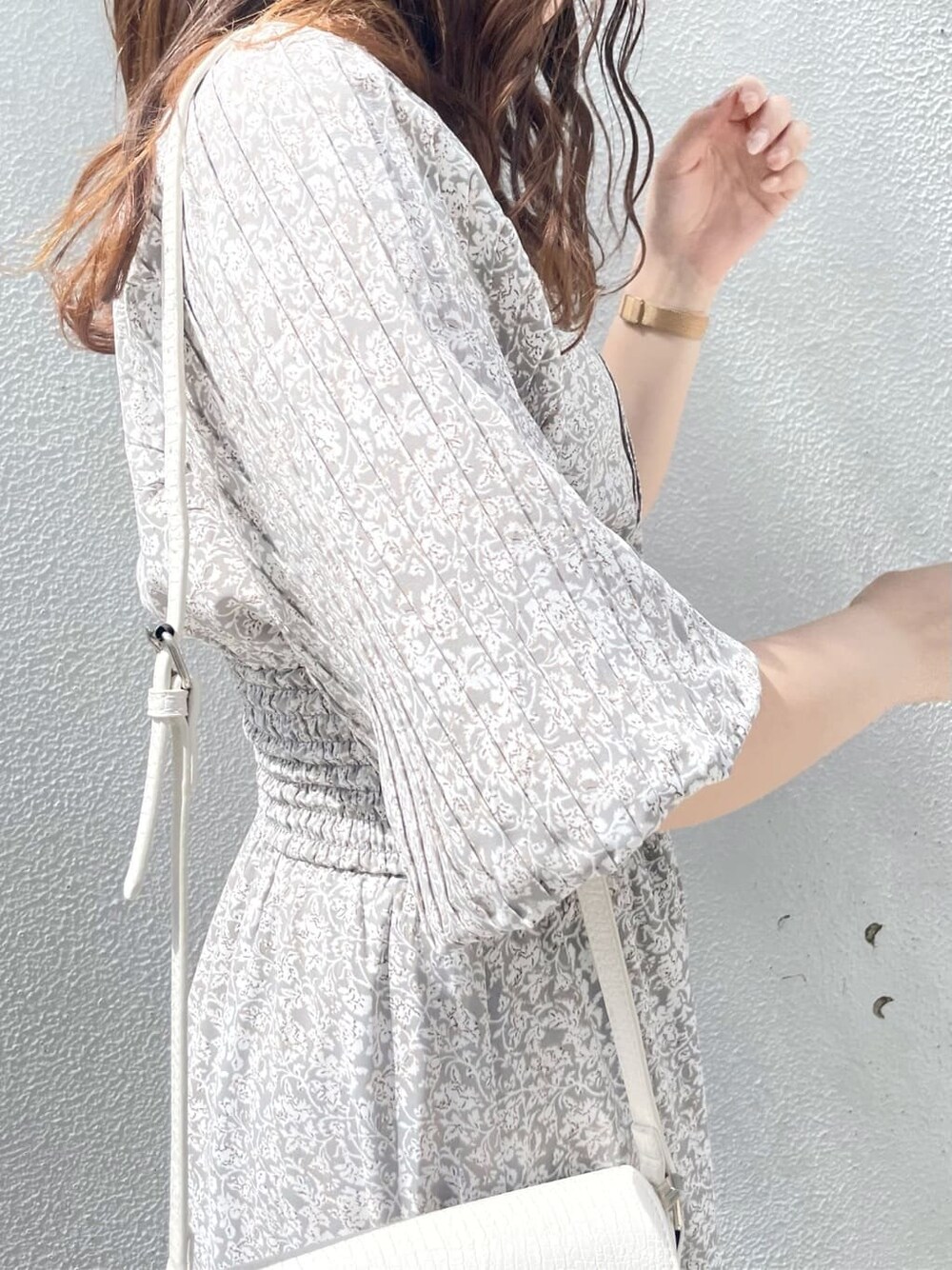 パープル系のサンダル、ホワイト系のショルダーバッグ、グレー系のワンピースを着用したレディースの春コーディネートの7枚目の写真