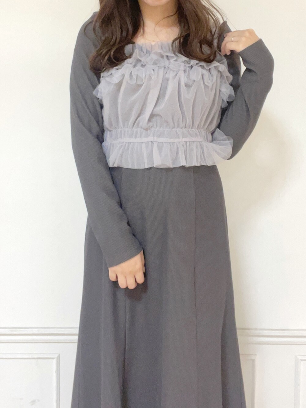 グレー系のワンピース、ホワイト系のブーツを着用したレディースの秋コーディネートの3枚目の写真