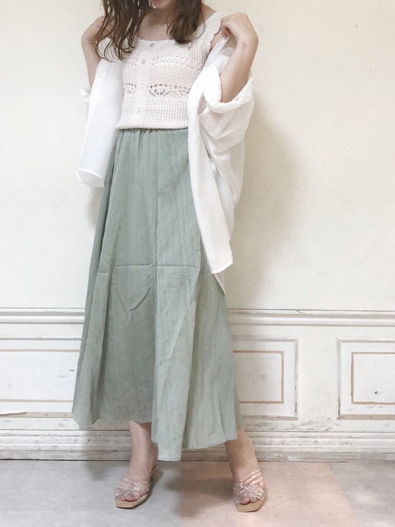 ホワイト系のシャツ/ブラウス、ホワイト系のニット/セーター、グリーン系のスカートを着用したレディースの夏コーディネートの2枚目の写真