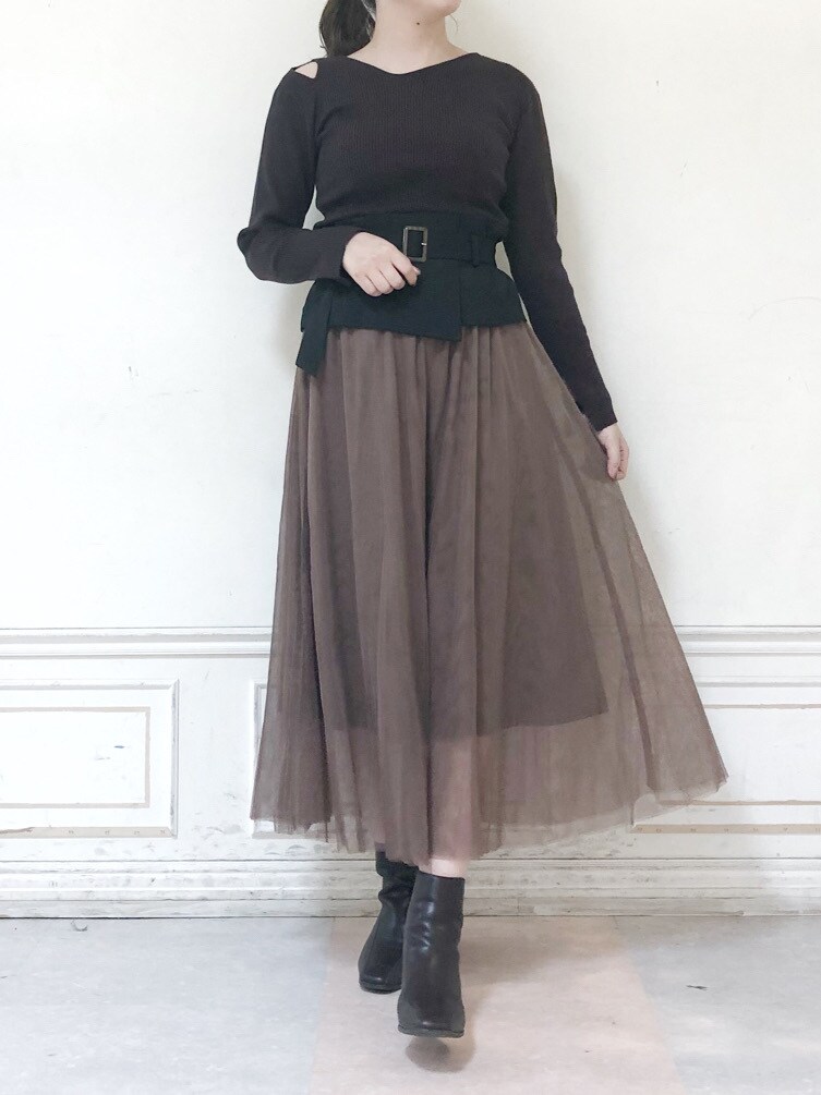 ブラウン系のスカート、ブラウン系のブーツ、ブラウン系のニット/セーターを着用したレディースの秋コーディネートの4枚目の写真