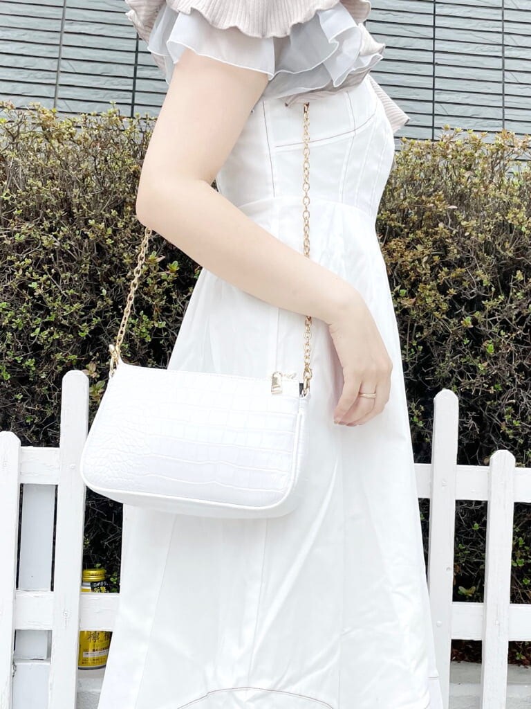 ホワイト系のワンピース、ホワイト系のショルダーバッグ、その他のサンダルを着用したレディースの夏コーディネートの8枚目の写真