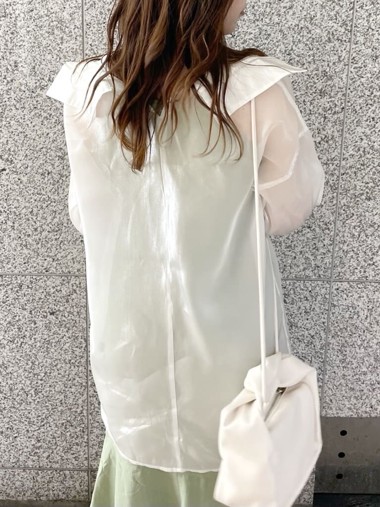 ホワイト系のシャツ/ブラウス、パープル系のサンダル、ホワイト系のハンドバッグを着用したレディースの夏コーディネートの6枚目の写真