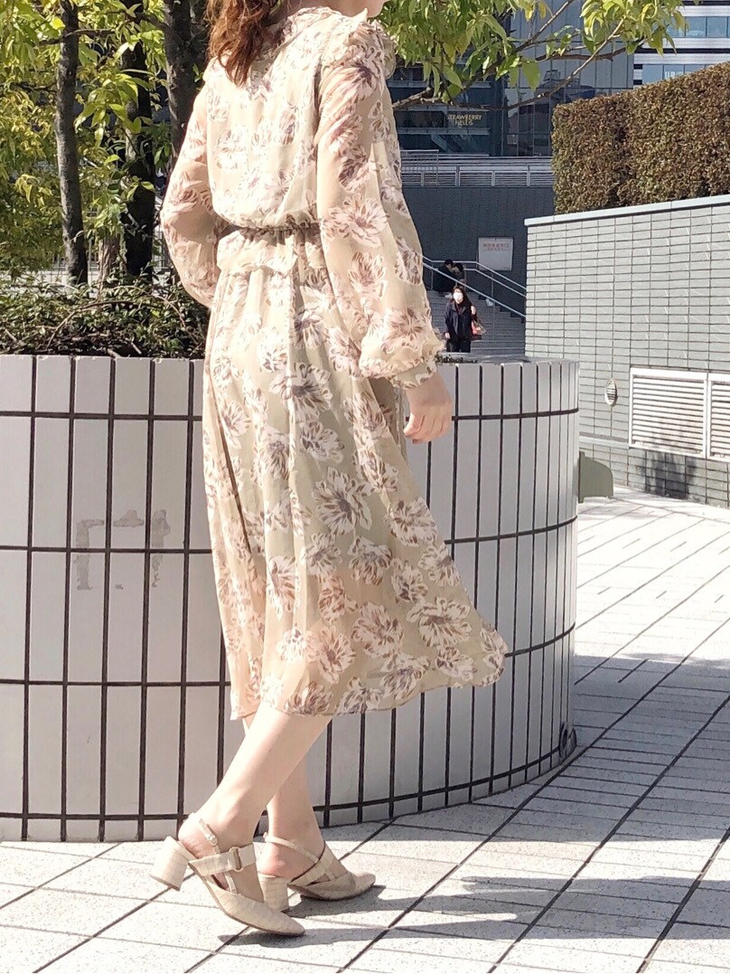 グリーン系のワンピース、ホワイト系のパンプスを着用したレディースの春コーディネートの2枚目の写真