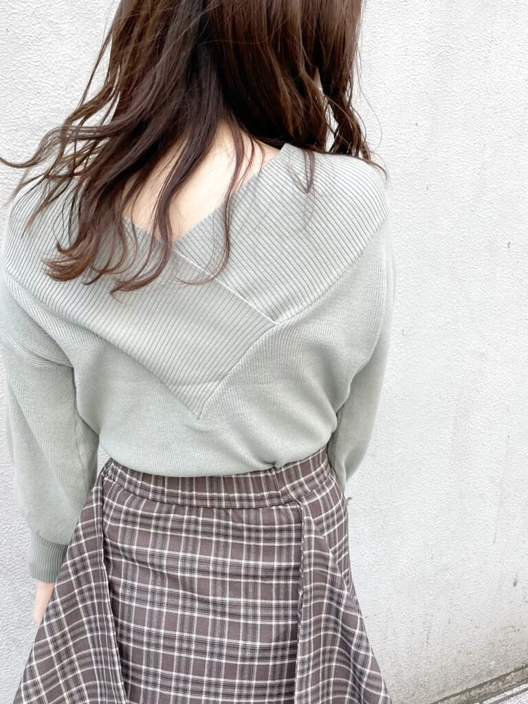 その他のスカート、ベージュ系のブーツ、グリーン系のニット/セーターを着用したレディースの秋コーディネートの5枚目の写真