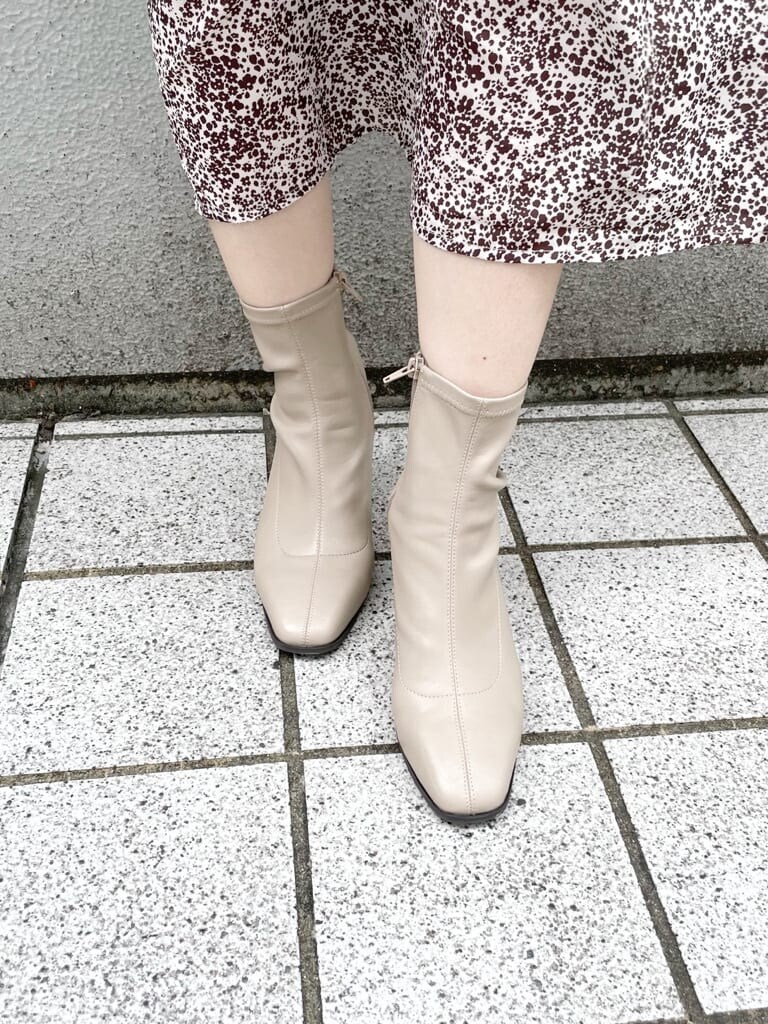 ブラウン系のワンピース、ベージュ系のニット/セーター、ベージュ系のブーツを着用したレディースの秋コーディネートの7枚目の写真