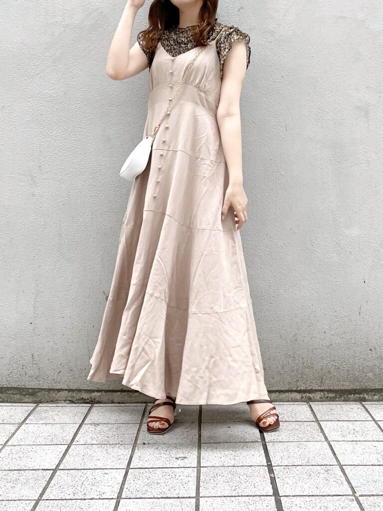 ホワイト系のショルダーバッグ、その他のシャツ/ブラウス、ベージュ系のワンピースを着用したレディースの春コーディネートの2枚目の写真